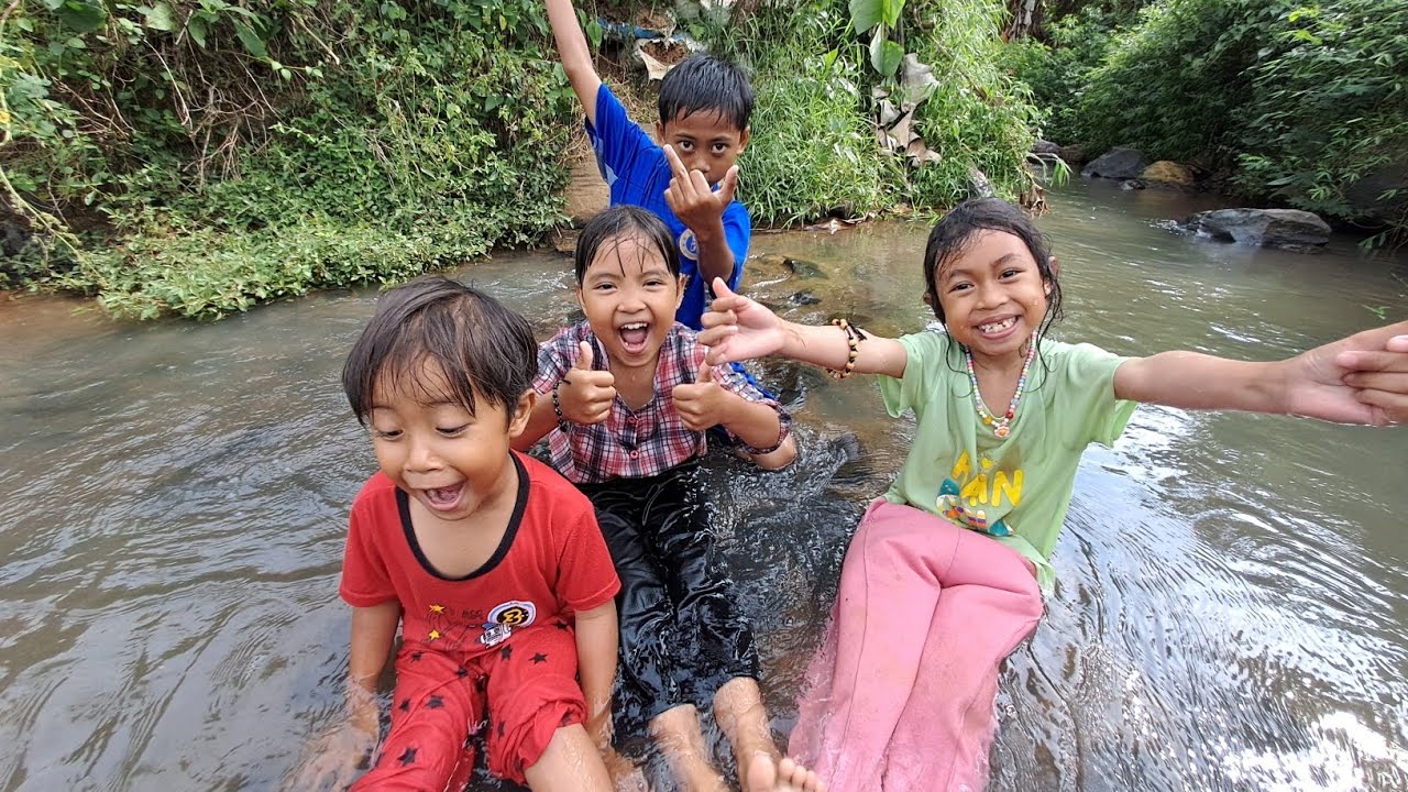 Menjelajah Alam dan Bermain bersama teman teman di sungai Alami