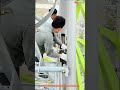 Glissement et frappe : un rail et un marteau permettent de débloquer la goupille d'une grue à tour