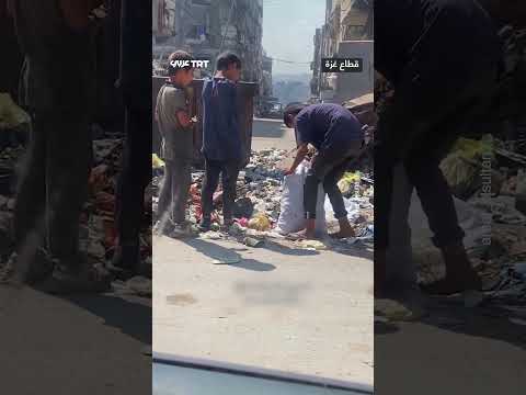 المجاعة تدفع الناس إلى البحث في القمامة