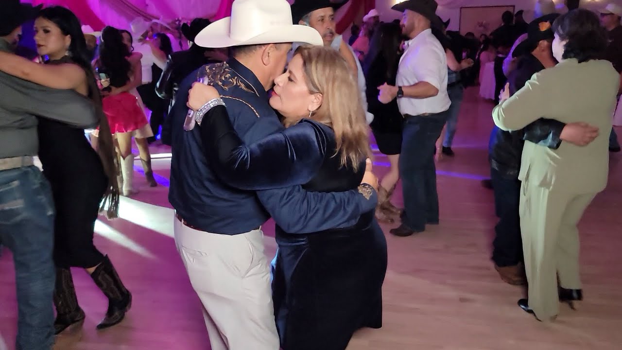LA GENTE BAILANDO CON BANDA DE JEREZ ZACATECAS EN TULARE CALIFORNIA