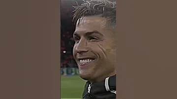 يعاملني بطيبه واحساس 
