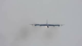 (4K) USAF B-52 Stratofortress landing at Louisville International Airport #planespotting