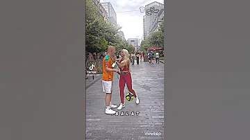 شاب رهيب يخوف البنات في الشارع في أمريكا 