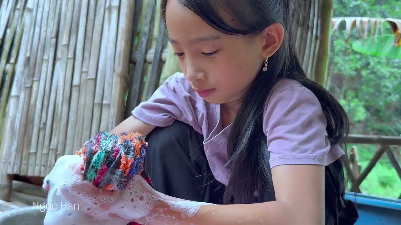 Нгок Хан убирает дом, читает книги, готовит еду, ухаживает за щенками.