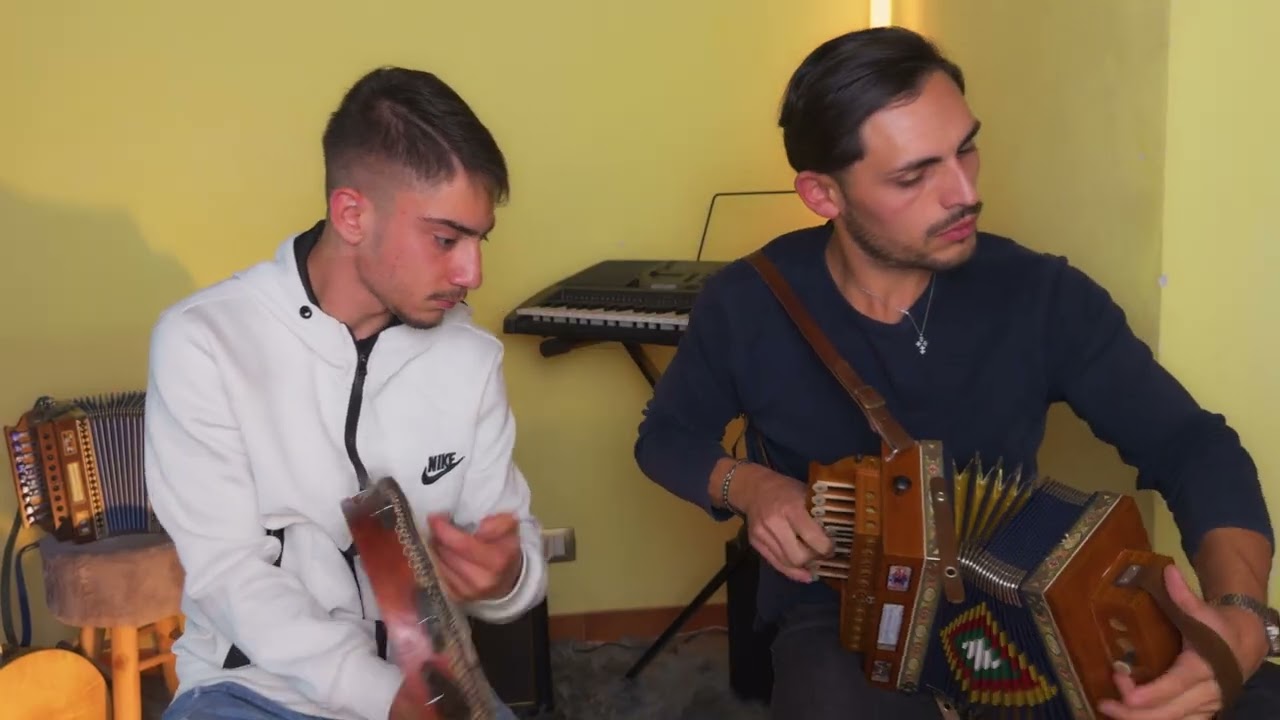 𝑻𝒂𝒓𝒂𝒏𝒕𝒆𝒍𝒍𝒂 𝑪𝒂𝒏𝒕𝒂𝒕𝒂 𝒄𝒐𝒏 𝒍'𝒂𝒍𝒍𝒊𝒆𝒗𝒐 𝑮𝒊𝒖𝒔𝒆𝒑𝒑𝒆 𝑺𝒄𝒂𝒍𝒊