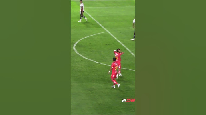 JOHAN ROJAS barre con la defensa de CHIVAS