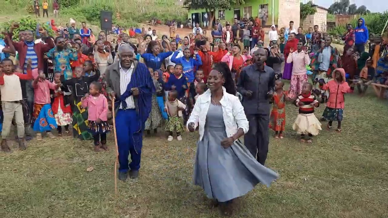 Wairaq wakisifu  Mungu kwa Kilugha Chao. Mbulu Manyara.