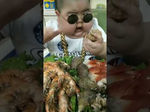       Fat Chinese Kid Eating Funny