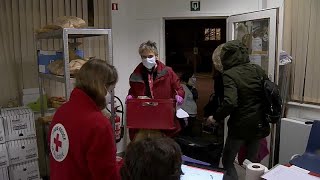 Önkéntesek segítik a belga Vöröskereszt munkáját karácsony előtt