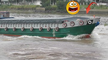 Xả cống.ghe sà lan vượt cống căng thẳng hấp dẫn