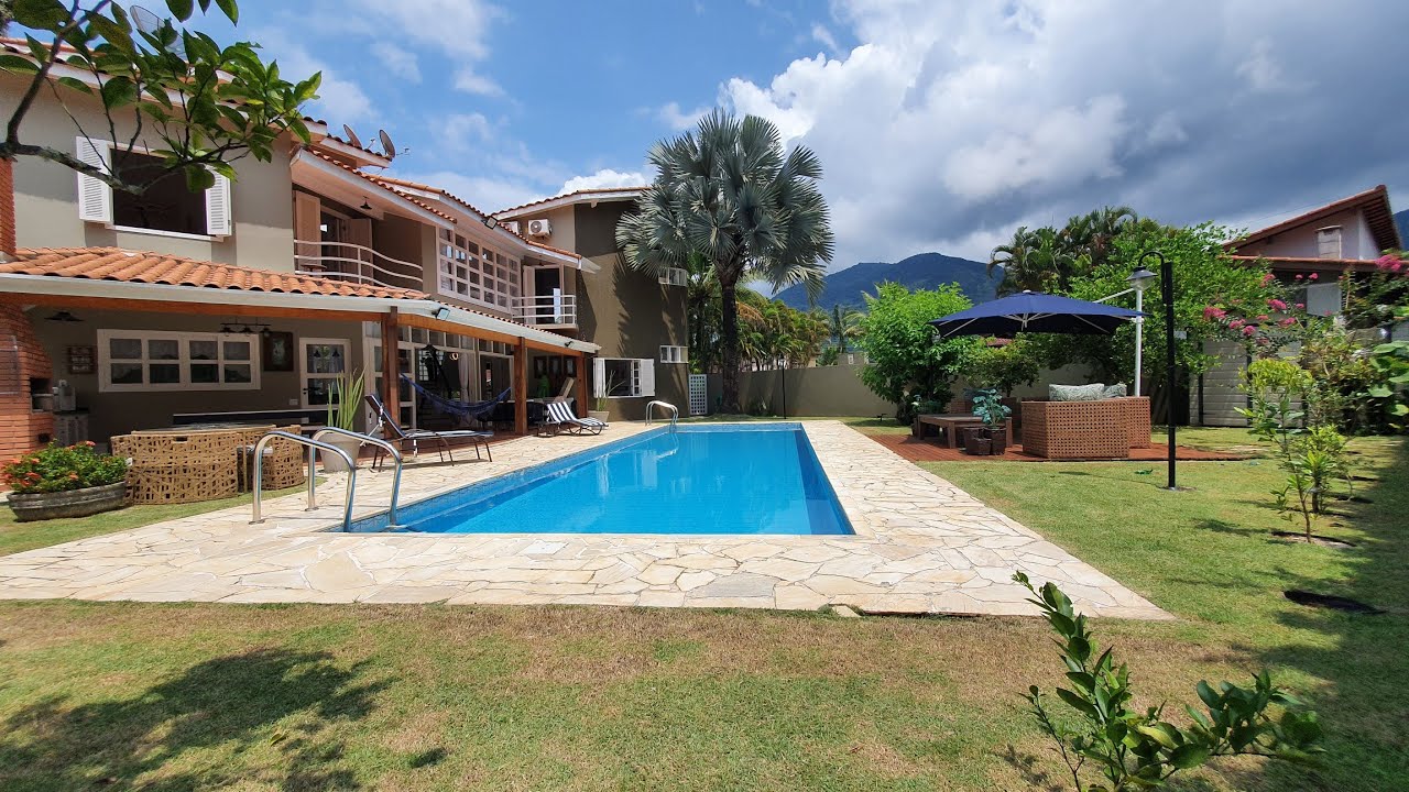 Casa a venda em condomínio fechado em Ubatuba/SP. 3 suítes, 4 banheiros e muito perto do mar. 🇧🇷