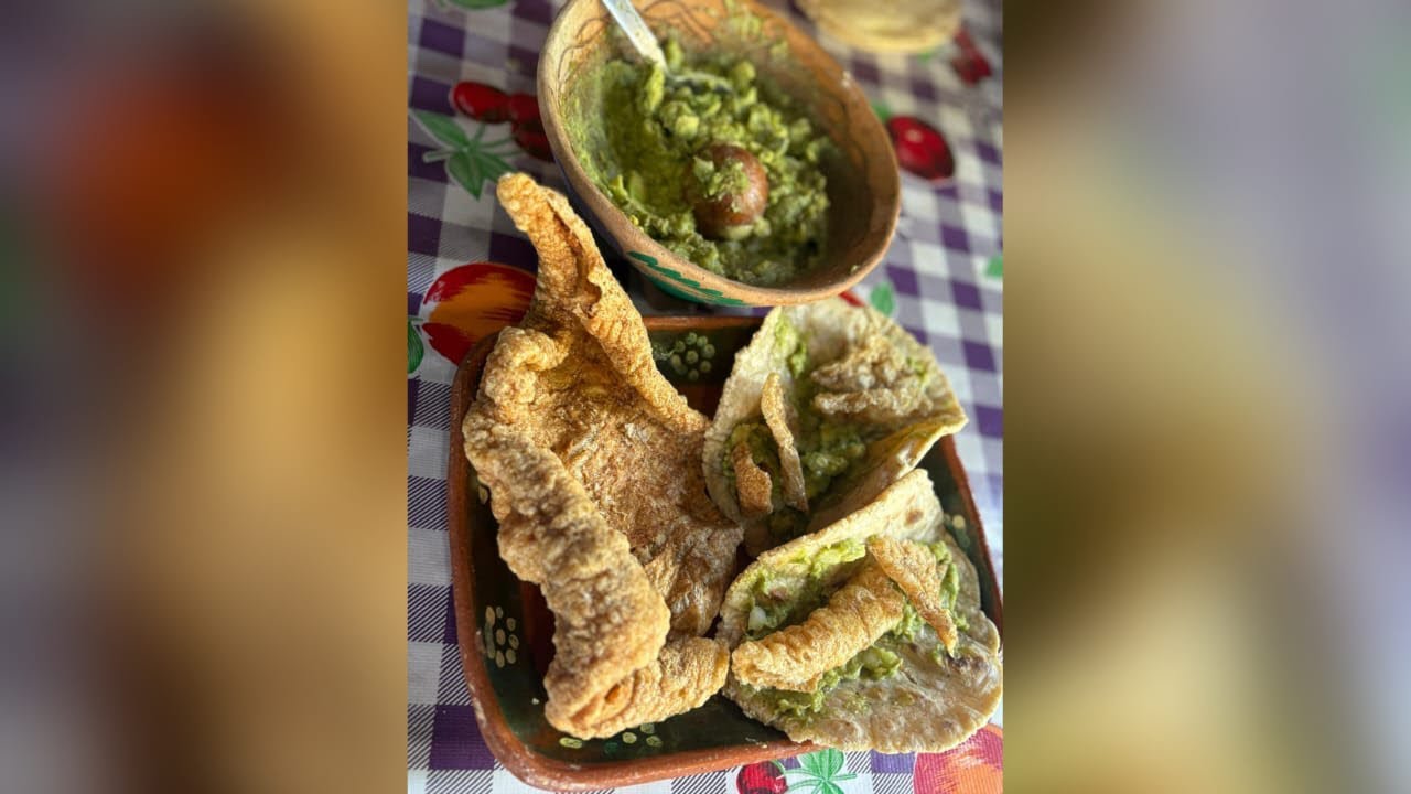 Tacos de chicharrón con guacamole ￼