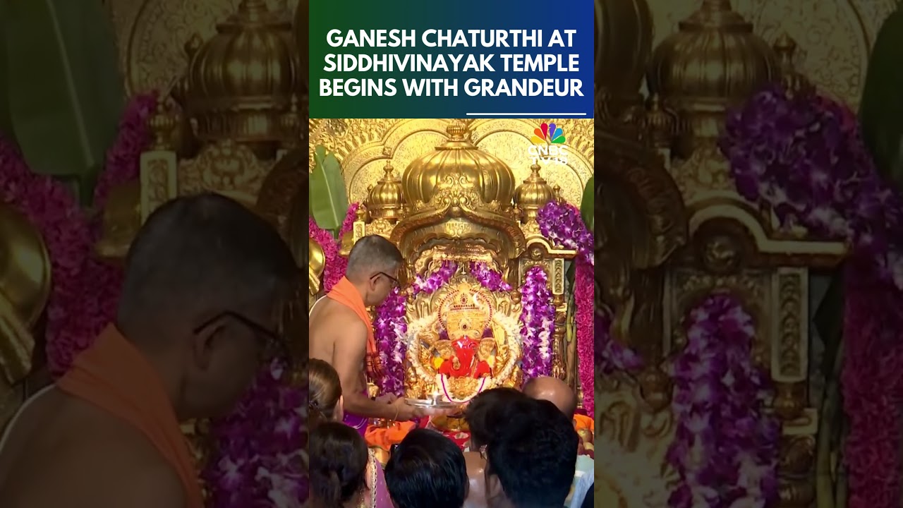 Ganesh Chaturti | Grand Aarti At Siddhivinayak Temple Mumbai | N18S | CNBC TV18