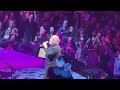 Capture de la vidéo Billy Joel - Uptown Girl With Christie Brinkley In Audience Singing To Her Live @Msg On 04/26/2024.