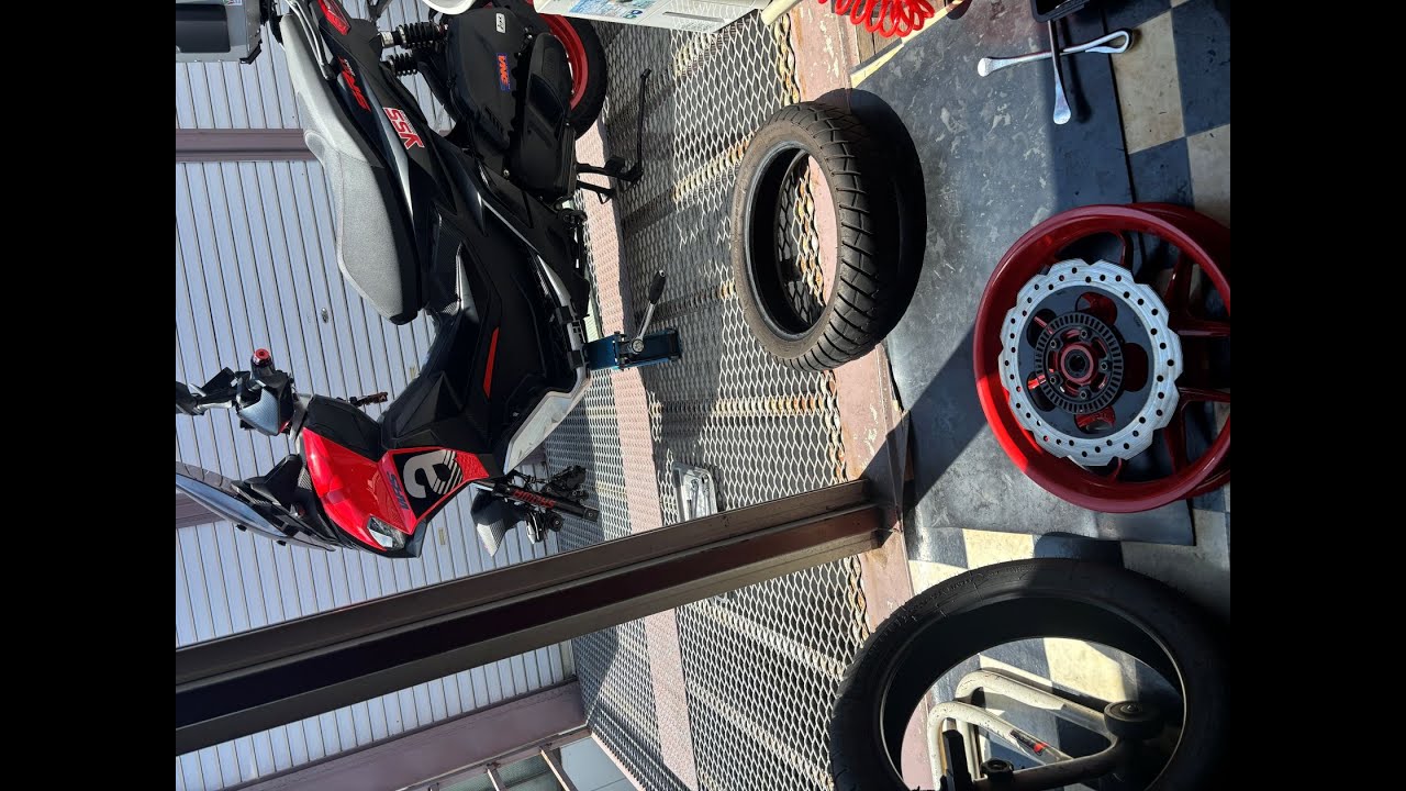 aprilia SRGT 200 フロントタイヤ交換（手組み）