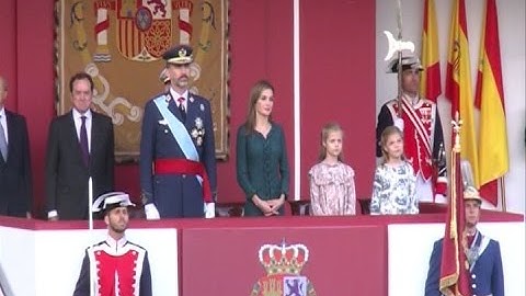 Reyes presiden su primer desfile del 12 de octubre