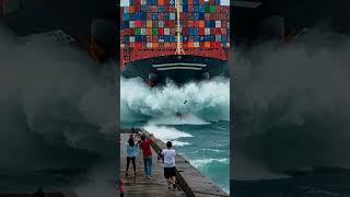 🌊A container ship lost control. A disaster occurred right in front of the port! 😱🏚️ #Disaster