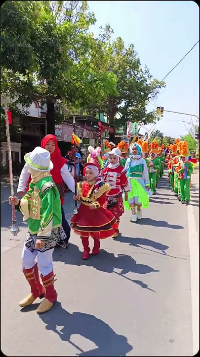 serba-serbi agustusan MI Nahdlatul Ulama Gribig Gebog Kudus. Marching Band El-Aminu ikut menampilkan