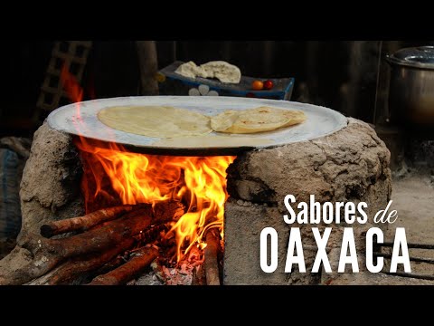 Así se preparan las tortillas de maíz en comal de barro con leña