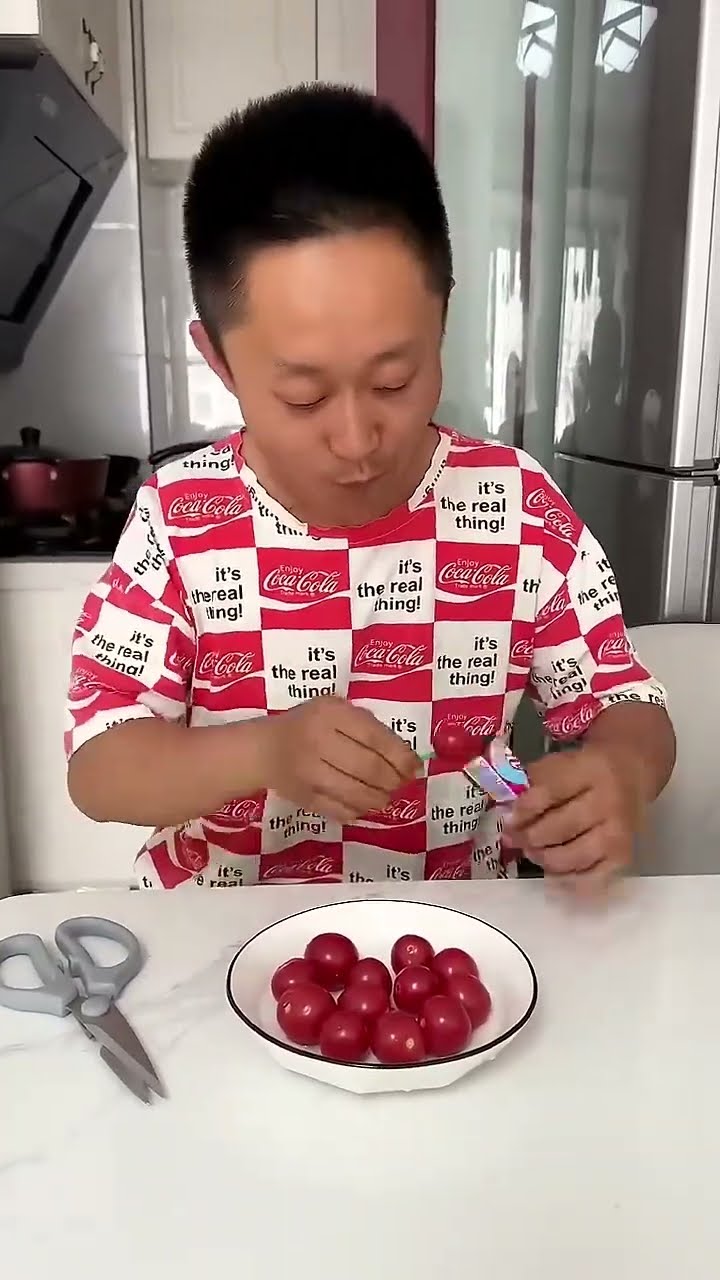 给米宝做个西红柿棒棒糖#爸爸带娃 #呆萌小米宝#萌娃#熊孩子