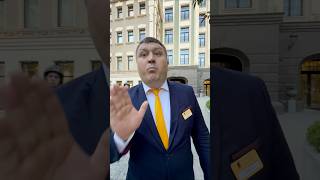 🔥 НЕАДЕКВАТНЫЙ ОХРАННИК КИДАЕТСЯ И УГРОЖАЕТ ТУРИСТУ / БОРЗАЯ ОХРАНА / ПОЛИЦИЯ  #охрана #shorts