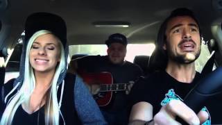 Девушка классно поет в машине с парнями!