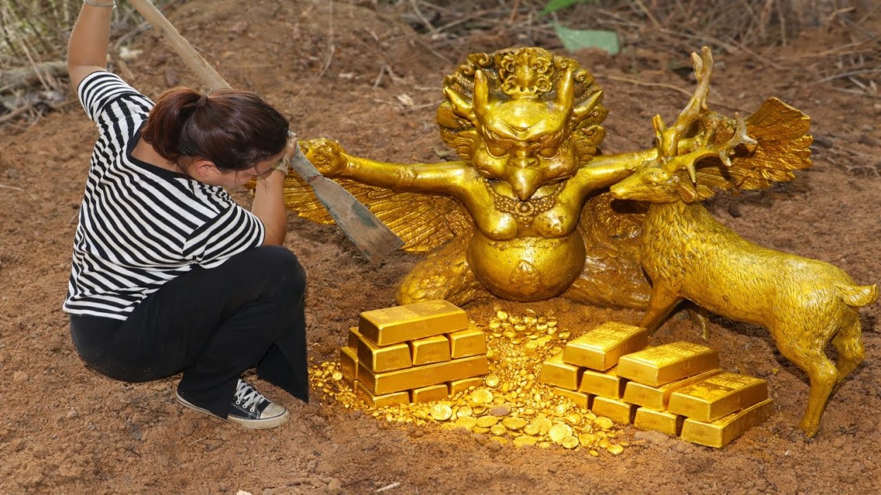 Ух ты, невероятно! В лесу обнаружено большое количество золотых антиквариатов и золотых рудников.