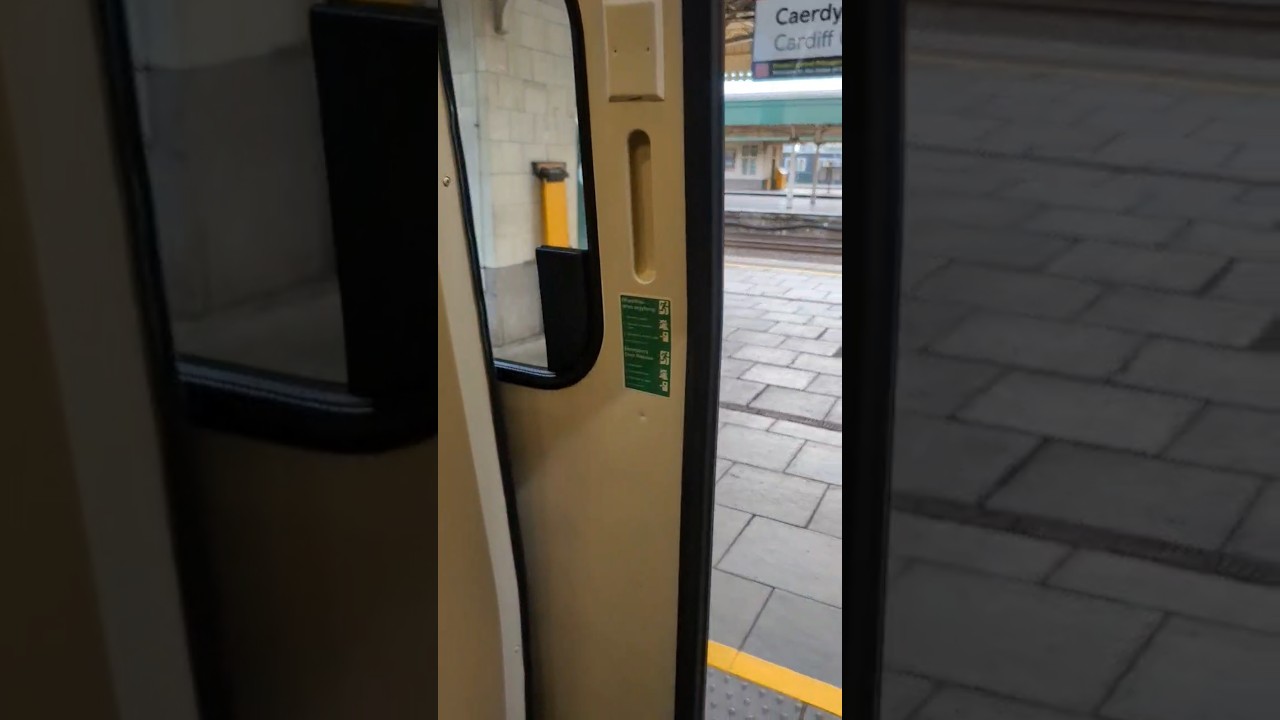 TfW MK4 set door closing at Cardiff Central