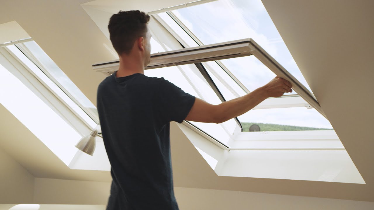 Insektenschutz-Rollo für Dachfenster aushängen - YouTube