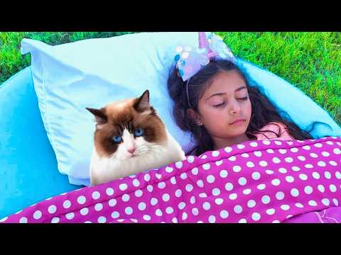 LOST KITTEN! 🐱 Heidi and Zidane learn to HELP CHILDREN with playground games!