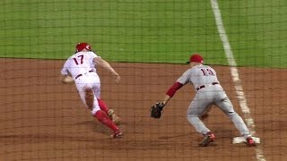 CIN@PHI: Ramirez picks off Bourjos at first