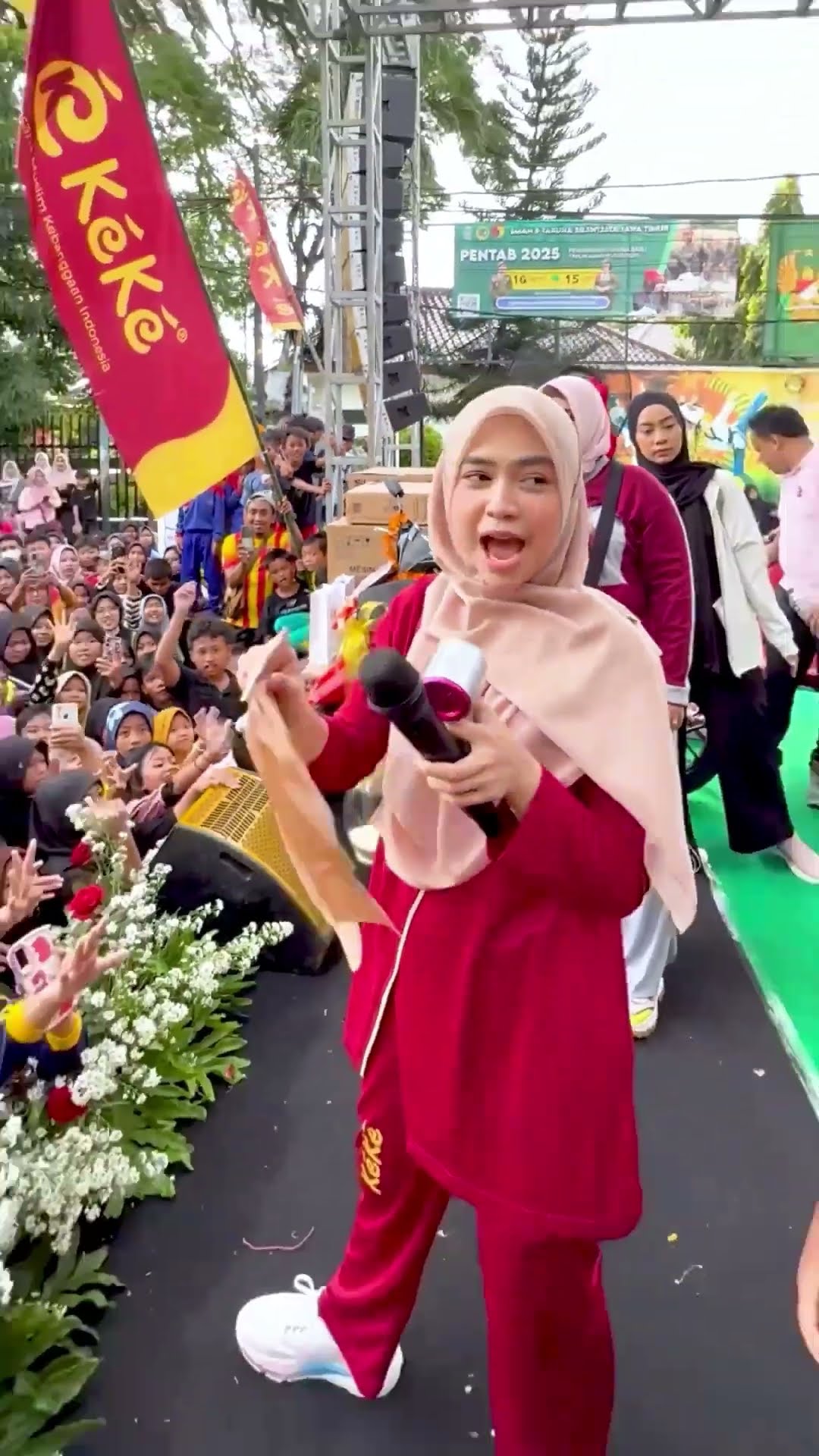 Ricis bagi bagi hadiah untuk ribuan orang.. #riaricis