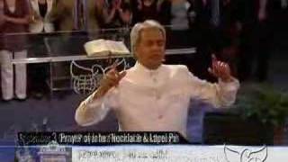 Benny Hinn sings "BE STILL AND KNOW"