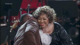 Alcione e Mumuzinho cantam 