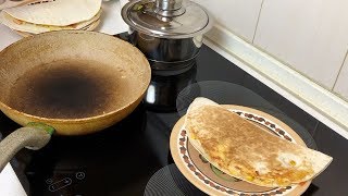 картинка: Кесадилья с курицей, сыром и помидорами / Вкусно и быстро!