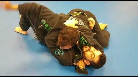 Loop choke with a shoulder roll