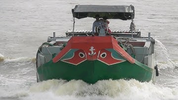 Chiếc Ghe sắt.sà lan vượt cống hấp dẫn kịch tính