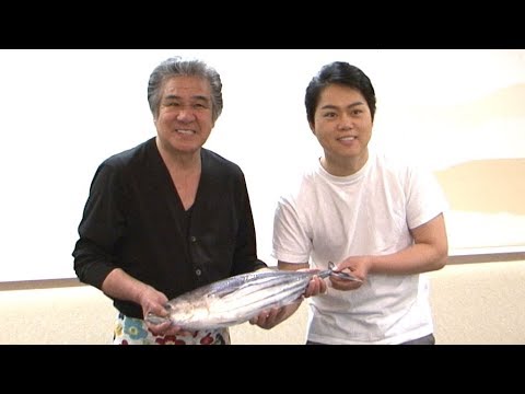 三山ひろし＆鳥羽一郎、カツオをさばく