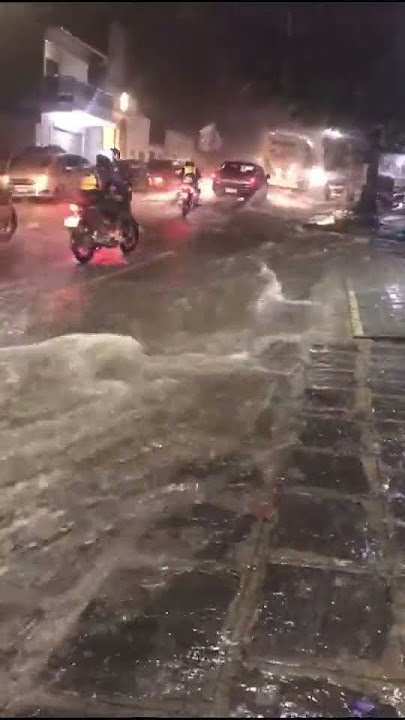 Chuva torrencial atinge Campina Grande e arrasta carro com criança dentro