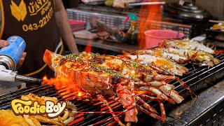 Должен есть! Жареный омар на рынке морепродуктов, Бангкок, Таиланд
