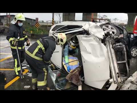 宜蘭車禍1車翻覆駕駛受困　救出後沒有生命危險（宜蘭縣消防局提供）
