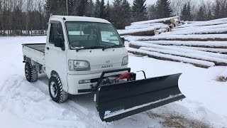 Мини-грузовик Hijet с модернизациями и снегоочистителем