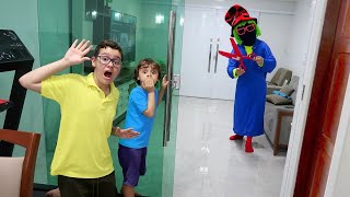 Gabriel e Igor BRINCANDO COM O BARBEIRO MALUCO!