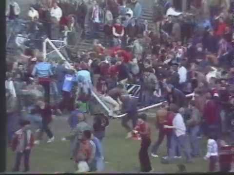 Fans slopen alvast stadion Galgenwaard 1981