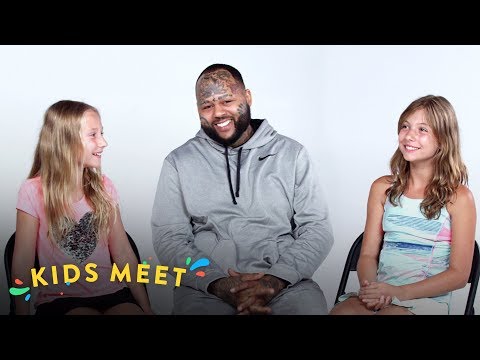 Kids Meet A Guy with a Felony (Natalie & Téa) | Kids Meet | HiHo Kids