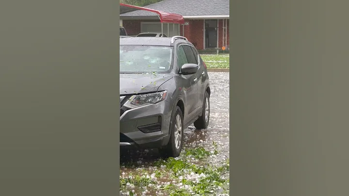 Hailstones Shatter Car's Windshield During Storm in Texas - 1425667