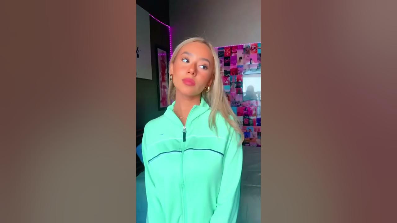 Hot Girl Playing Youtube