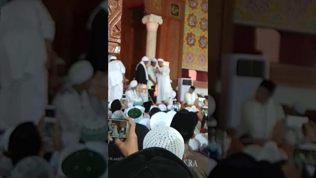  Orang  Kristen yg ke  676 yg mengucapkan syahadat di masjid  