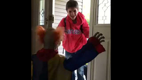 Bad Mommy Strikes Again: Evil Clown vs. Unsuspecti...