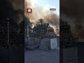 شاهد.. لحظة اندلاع حريق هائل بمستودعات للمواد الخشبية في مدينة عين حرودة المغربية